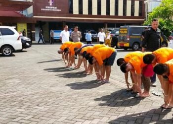 Satuan Tahti Polresta Manado melakukan kegiatan olahraga rutin untuk para tahanan di Lapangan Apel Polresta Manado. Kegiatan ini dilaksanakan sebagai upaya untuk menjaga kebugaran tubuh para tahanan dalam masa penahanan mereka, Rabu (20/3/2024).