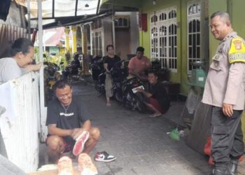 Personel Polsek Tuminting, yang dipimpin oleh Kapolsek, melakukan kegiatan sambang ke sejumlah warga di wilayah hukumnya. Dalam kegiatan tersebut, mereka menyampaikan himbauan tentang pentingnya menjaga ketertiban dan keamanan masyarakat (kamtibmas), Rabu (20/3/2024).