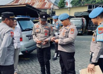 Seksi Propam (Profesi dan Pengamanan) telah mengambil langkah proaktif dengan melakukan pemeriksaan kelengkapan personel secara rutin. Langkah ini diambil sebagai bagian dari upaya Polresta Manado dalam memastikan kualitas dan kesiapan personel dalam melaksanakan tugas-tugas mereka dengan baik, Rabu (20/3/2024).