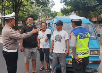 Unit Kamsel di bawah kepemimpinan Kanit Kamsel Iptu Repy Samel, bersama anggotanya, aktif memberikan himbauan kepada pengemudi mikro tentang pentingnya keselamatan berlalulintas. Tindakan ini diambil setelah menerima laporan-laporan mengenai kecelakaan lalu lintas, Rabu (20/3/2024).