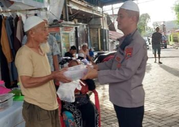 Kapolsek Tuminting, Iptu Ronald Varit Sabaja, mengambil inisiatif mulia dengan menyerahkan takjil berbuka puasa kepada wakil imam Masjid Ijtihad dan warga di Kelurahan Maasing Lingkungan 2, selama bulan suci Ramadan 1455 H, Kamis (19/3/2024)
