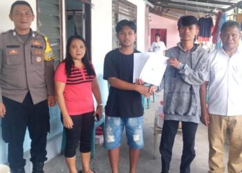 Petugas Bhabinkamtibmas dari Polsek Singkil, Bripka Jefta B. Pandeiroot, berhasil menyelesaikan kasus tindak pidana penganiayaan dan pengrusakan sepeda motor yang terjadi di wilayah hukumnya. Keberhasilan tersebut merupakan hasil dari upaya keras dan dedikasi petugas dalam menegakkan hukum serta menjaga keamanan dan ketertiban masyarakat, Rabu (20/3/2024).