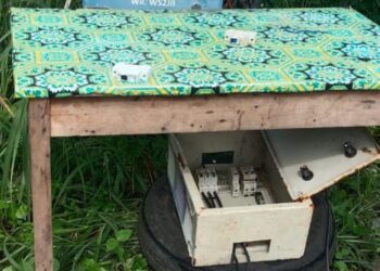 Kondisi Kabel listrik yang berserakan terkapar di atas aspal, tanpa pengaman, ini akan membahayakan pengunjung pasar malam takut ada yang kena setrum aliran listrik tersebut.