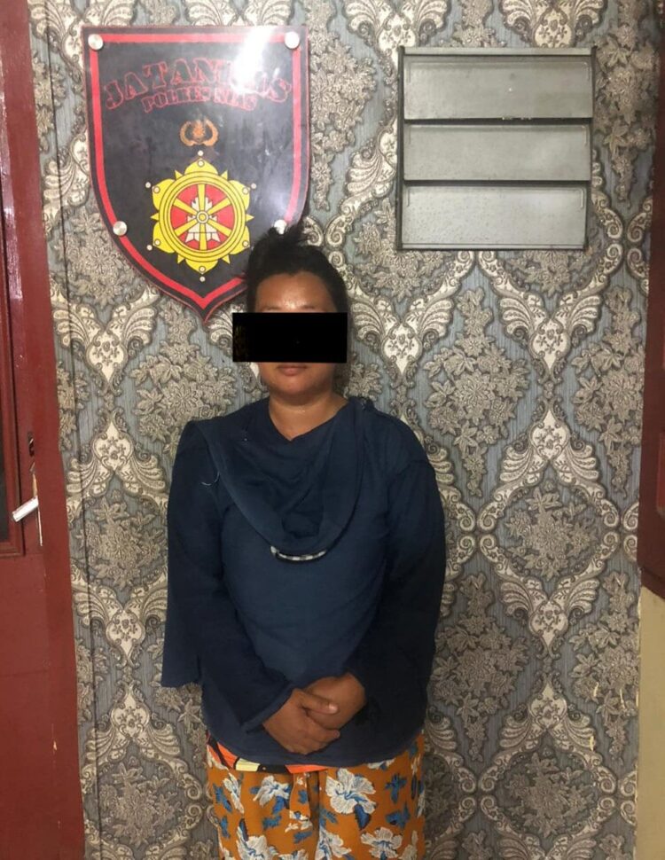Seorang Wanita bernama DH Als Ina Harta, (39) beralamat di Jl. Muhammad Hatta Desa Onozitoli Sifaoroasi Kec. Gunungsitoli Kota Gunungsitoli di Tahan di RTP Polres Nias dalam Kasus Pencurian, Kamis 21/03/2024.
