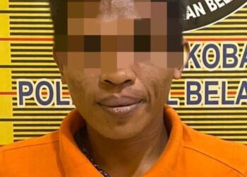 DIAMANKAN: Seorang pria tersangka pengedar sabu dan barang bukti diamankan di Mapolres Pelabuhan Belawan, Kamis (21/3/2024) setelah diringkus dari kawasan Kelurahan Tangkahan, Medan Labuhan.(Foto Dok/Polres Belawan)