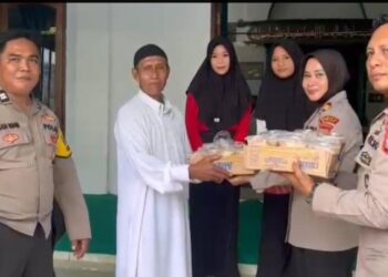 Kapolsek Mapanget Iptu Lesly Lihawa, bersama Bhabinkamtibmas Kairagi 1 & 2 Aiptu Man Biney dan personil SPKT Aipda Mansel, turut serta dalam kegiatan penuh makna di Kecamatan Mapanget. Mereka bersama-sama menyebarkan kebahagiaan dengan menyerahkan takjil buka puasa kepada Bapak Hariyanto, yang menjabat sebagai imam di Masjid Al-Hijrah, serta kepada pengurus mesjid lainnya, Rabu (20/3/2024).