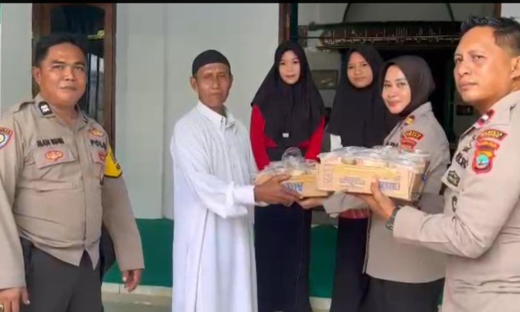 Kapolsek Mapanget Iptu Lesly Lihawa, bersama Bhabinkamtibmas Kairagi 1 & 2 Aiptu Man Biney dan personil SPKT Aipda Mansel, turut serta dalam kegiatan penuh makna di Kecamatan Mapanget. Mereka bersama-sama menyebarkan kebahagiaan dengan menyerahkan takjil buka puasa kepada Bapak Hariyanto, yang menjabat sebagai imam di Masjid Al-Hijrah, serta kepada pengurus mesjid lainnya, Rabu (20/3/2024).