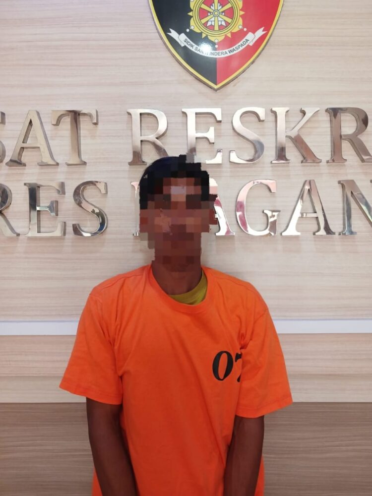 Satuan Reserse Kriminal Polres Nagan Raya menangkap seorang pria berinisial MA (22) pelaku penyebaran video tak senonoh pacarnya di media sosial (medsos). MA (22) di tangkap di sebuah Desa di Kecamatan Darul Makmur, Kabupaten Nagan Raya pada Rabu 20 maret 2024.