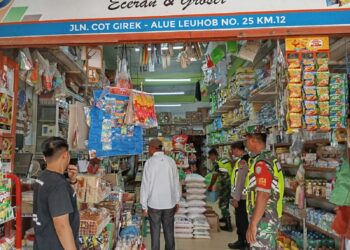 Komando Rayon Militer (Koramil) 20/Cgk Jajaran Kodim 0103/Aceh Utara bersama unsur Muspika menggelar kegiatan operasi Pasar di Km 12, Kecamatan Cot Girek, Kabupaten Aceh Utara, Jum'at (22/03/2024).