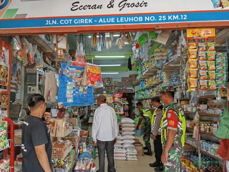 Komando Rayon Militer (Koramil) 20/Cgk Jajaran Kodim 0103/Aceh Utara bersama unsur Muspika menggelar kegiatan operasi Pasar di Km 12, Kecamatan Cot Girek, Kabupaten Aceh Utara, Jum'at (22/03/2024).