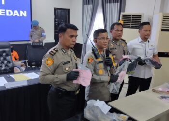 DITEMBAK: Kapolrestabes Medan Kombes Pol Teddy didampingi Kasat Reskrim Kompol Jama Kita Purba dan Kapolsek Helvetia Kompol Alexander Piliang menunjukkan barang bukti sangkur yang digunakan pelaku TK yang ditembak petugas karena melakukan perlawanan, untuk merampok dan membunuh korban Bima Paranginangin, di Mapolrestabes, Jumat (22/3/2024).(Foto Dok/ Polrestabes)