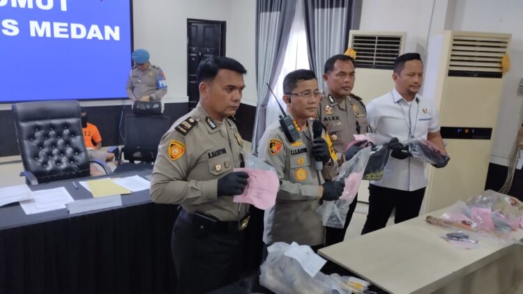 DITEMBAK: Kapolrestabes Medan Kombes Pol Teddy didampingi Kasat Reskrim Kompol Jama Kita Purba dan Kapolsek Helvetia Kompol Alexander Piliang menunjukkan barang bukti sangkur yang digunakan pelaku TK yang ditembak petugas karena melakukan perlawanan, untuk merampok dan membunuh korban Bima Paranginangin, di Mapolrestabes, Jumat (22/3/2024).(Foto Dok/ Polrestabes)