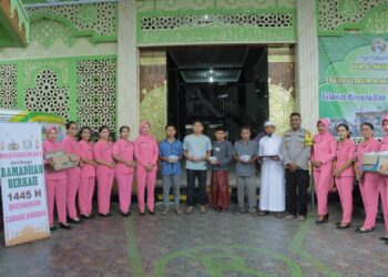 Keluarga Besar Polres Samosir lakukan berbagi takjil. Jumat (22/3/2024). Pelaksanaan bakti sosial ini adalah wujud kepedulian Polres Samosir untuk Meningkatkan Kualitas Iman dan Takwa Personil Polri bersama Bhayangkari yang Siap Mewujudkan Kualitas untuk Indonesia Maju.