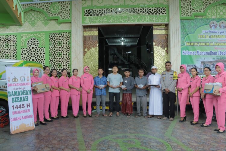 Keluarga Besar Polres Samosir lakukan berbagi takjil. Jumat (22/3/2024). Pelaksanaan bakti sosial ini adalah wujud kepedulian Polres Samosir untuk Meningkatkan Kualitas Iman dan Takwa Personil Polri bersama Bhayangkari yang Siap Mewujudkan Kualitas untuk Indonesia Maju.