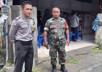 Bripka Risky Djakimin, seorang Bhabinkamtibmas dari Polsek Tikla, turut serta dalam kegiatan yang penuh empati saat melakukan sambang duka atas meninggalnya almarhum Jan Korompis. Almarhum Jan Korompis, yang tutup usia pada usia 83 tahun, diduga meninggal karena sakit yang dideritanya, Kamis (21/3/2024).