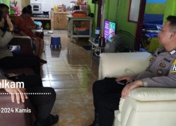 Kapolsek Tikala IPTU Nelta Rengkung dan 7 personel Polsek Tikala menggelar program inovatif BA RON-RON (Dor To Dor) Kampung di wilayah hukum Polsek Tikala, khususnya di Kelurahan Banjer lingkungan IV, V, VI, dan VII Kecamatan Tikala, Jumat (22/3/2024).