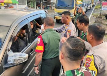 Gabungan Polsek Pineleng bersama Koramil 1309-04/PTM menyelenggarakan Pembagian Takjil Gratis sebagai bagian dari rangkaian kegiatan mempererat hubungan dengan masyarakat, Kamis (21/3/2024) sore.