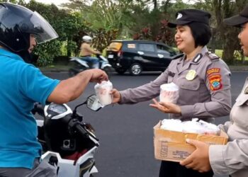 Kapolsek Mapanget, Iptu Lesly Lihawa, beserta jajaran anggota Polsek Mapanget, terutama Kanit Binmas Polsek Mapanget Bripka Luh Karnadi, dan Bhabinkamtibmas Kelurahan Lapangan, Mapanget Barat, serta Kima Atas, Bripka M. Wentuk, bersama anggota SPK Polsek Mapanget Aiptu Royke Bobby Kaligis, telah melakukan aksi mulia dengan menyalurkan takjil buka puasa kepada masyarakat, Kamis (21/3/2024) sore.