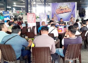 Polresta Manado menggelar kegiatan rutin “Jumat Bacirita” di Pasar Bersehati Kota Manado pada Jumat (22/3/2024) untuk meningkatkan keamanan dan ketertiban masyarakat (kamtibmas). Dalam kegiatan tersebut, petugas kepolisian berinteraksi langsung dengan pedagang dan pengunjung pasar untuk mendengarkan keluhan, menyampaikan informasi terkait keamanan, serta membangun kedekatan dengan masyarakat.