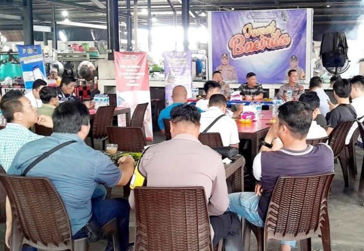 Polresta Manado menggelar kegiatan rutin “Jumat Bacirita” di Pasar Bersehati Kota Manado pada Jumat (22/3/2024) untuk meningkatkan keamanan dan ketertiban masyarakat (kamtibmas). Dalam kegiatan tersebut, petugas kepolisian berinteraksi langsung dengan pedagang dan pengunjung pasar untuk mendengarkan keluhan, menyampaikan informasi terkait keamanan, serta membangun kedekatan dengan masyarakat.