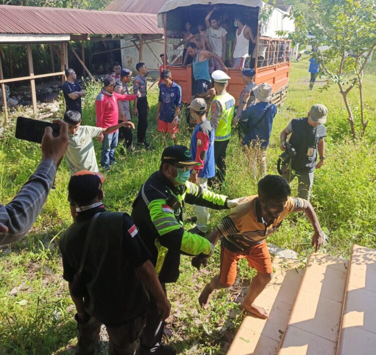 Pengungsi Rohingya ditempatkan di Kantor PMI Suak Nie setelah sebelumnya mendapatkan penolakan dari masyarakat di Beureugang, Kecamatan Kaway XVI.