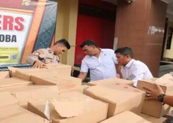 Ditresnarkoba Polda Sumsel dipimpin Wadirresnarkoba Polda Sumsel, AKBP Harissandi,SIK dan Kabag Bin Ops, Kompol Christoper Panjaitan, SE menggerebek dua gudang penampungan minuman keras (miras) tak berizin di kawasan Pasar 9-10 Ulu Kecamatan Seberang Ulu (SU)-1.