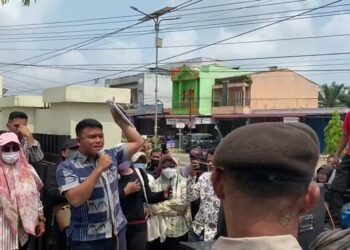 Massa yang tergabung dalam Aliansi Masyarakat Desa (AMD) menggelar unjuk rasa di depan Pengadilan Negeri Sibuhuan, Jumat (22/3/2024). Dalam Tuntutannya, massa meminta Ketua Pengadilan Negeri Sibuhuan dan Ketua Majelis Hakim yang memeriksa Perkara Pidana Nomor 71/Pid.Sus/2023/PN.