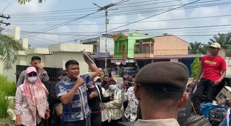 Massa yang tergabung dalam Aliansi Masyarakat Desa (AMD) menggelar unjuk rasa di depan Pengadilan Negeri Sibuhuan, Jumat (22/3/2024). Dalam Tuntutannya, massa meminta Ketua Pengadilan Negeri Sibuhuan dan Ketua Majelis Hakim yang memeriksa Perkara Pidana Nomor 71/Pid.Sus/2023/PN.