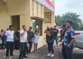 Dalam aksi didepan Polres Padang Lawas, Kordinator Aksi, Daniel Sihotang, Riawindo Sormin, Paul JJ Tambunan menyampaikan agar Kapolres Padang Lawas AKBP Diari Astetika, SIK dan Kasat Reskrim AKP Hitler Hutagalung menghentikan proses Penyidikan Laporan Polisi Nomor: LP/63/XII/2022/SPKT/SEK SOSA/Palas/ Sumut Tanggal 01 DESEMBER 2022.