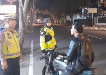 Personel Satuan Lalu Lintas Polresta Manado menjalankan operasi di sekitar Lapangan Sparta Tikala untuk mencegah aktivitas balap liar yang meresahkan. Operasi tersebut meluas hingga ke jalur jalan Sarundajang di Kecamatan Mapanget, dan berlanjut hingga lokasi yang dikenal dengan sebutan Karpet Biru, Sabtu (23/3/2024).