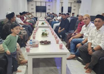 Sejumlah tokoh masyarakat Nagan Raya dan Anggota DPRK terpilih berbuka puasa bersama Kompol Machfud, SH, MM Sabtu (23/03/24) di Jeep Kuphi kawasan Desa Lueng Baro kecamatan Suka Makmue.