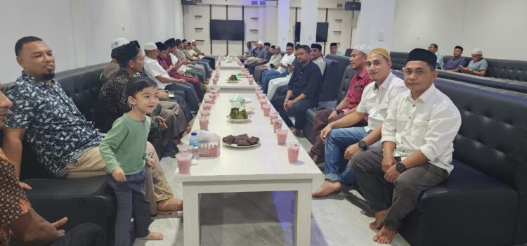 Sejumlah tokoh masyarakat Nagan Raya dan Anggota DPRK terpilih berbuka puasa bersama Kompol Machfud, SH, MM Sabtu (23/03/24) di Jeep Kuphi kawasan Desa Lueng Baro kecamatan Suka Makmue.