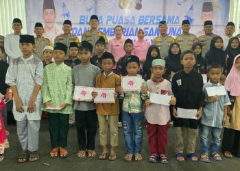 Polresta Banyumas Polda Jateng menggelar buka puasa bersama dan pemberian santunan kepada anak yatim yang bertempat di halaman parkir Masjid Al Ikhlas Polresta Banyumas, Sabtu (23/3/23).
