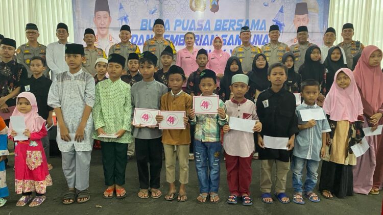Polresta Banyumas Polda Jateng menggelar buka puasa bersama dan pemberian santunan kepada anak yatim yang bertempat di halaman parkir Masjid Al Ikhlas Polresta Banyumas, Sabtu (23/3/23).