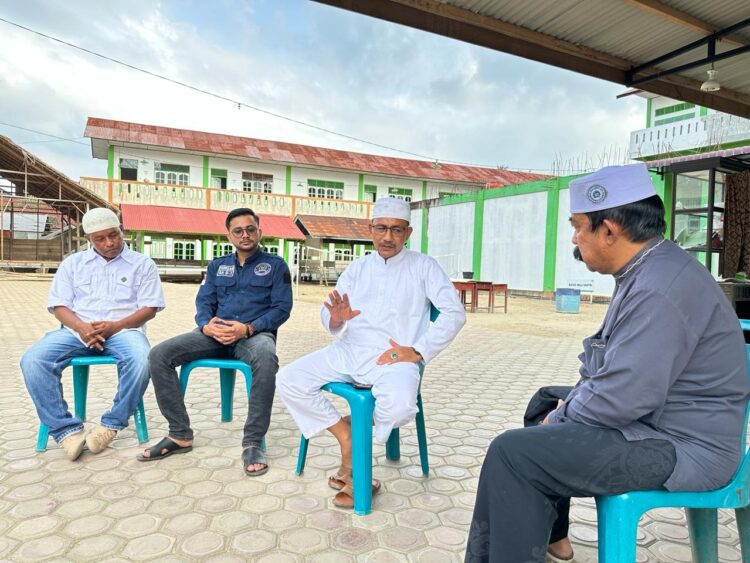Anggota DPD RI asal Aceh H. Sudirman yang akrap dikenal Haji Uma baru pulang dari Jakarta langsung silaturrahmi ke Dayah Ashabul Yamin di Desa Tumpok Mesjid, Kecamatan Paya Bakong, Aceh Utara. Kedatangan Haji Uma ke Dayah tersebut Jumat (22/3/2024) sore, disambut langsung oleh pimpinan Dayah Ashabul Yamin yaitu Tgk H Abubakar atau lebih dikenal dengan Abon Buni.