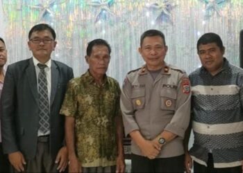 Kepala Satuan Binmas Polresta Manado, Kompol Arie Najoan, memimpin kegiatan Minggu Kasih di Gereja El-roy Politeknik Buha, Minggu (24/3/2024). Kegiatan ini merupakan bagian dari upaya Polresta Manado dalam mempererat hubungan dengan masyarakat serta meningkatkan kerjasama dalam menjaga keamanan kota.