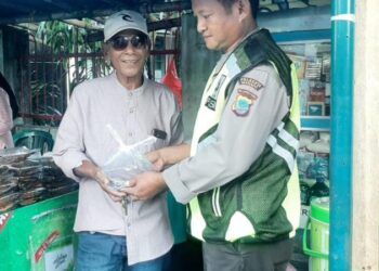 Dalam menjalankan tugasnya selama bulan suci Ramadhan 1455 H, Ba Spk Bripka Silas Pabimbin dari Kecamatan Tuminting, Manado, turut melaksanakan perintah dari Kapolsek Tuminting Iptu Ronald Varit Sabaja. Pabimbin telah melaksanakan kegiatan pembagian takjil buka puasa kepada warga masyarakat di Kelurahan Islam Lingkungan III, Kecamatan Tuminting, Kota Manado.