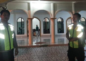 Anggota Polsek Tuminting turun ke lapangan untuk melaksanakan kegiatan pengamanan di berbagai Mesjid di Kecamatan Tuminting. Langkah ini diambil sebagai antisipasi terhadap Umat Muslim yang sedang menjalankan ibadah Sholat Tarwih dalam rangka menyambut Bulan Suci Ramadhan 1445 H/Tahun 2024, Sabtu (23/4/2024).