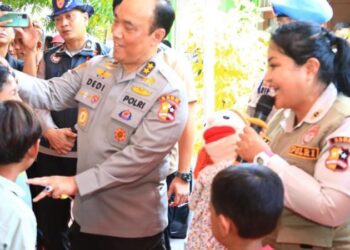 Asisten Kapolri Bidang Sumber Daya Manusia (As-SDM), Irjen Pol Dedi Prasetyo mengunjungi warga yang terdampak banjir Demak, Sabtu (23/3/2024).