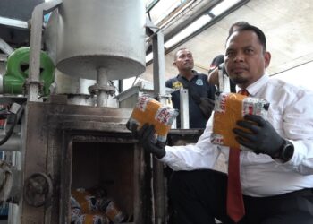 Satres Narkoba Polrestabes Medan memusnahkan barang bukti 53 Kg sabu dan 10.000 butir pil happy five yang disita dari 2 tersangkanya, di lapangan Mapolrestabes, Senin (25/3/2024).