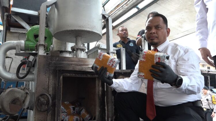 Satres Narkoba Polrestabes Medan memusnahkan barang bukti 53 Kg sabu dan 10.000 butir pil happy five yang disita dari 2 tersangkanya, di lapangan Mapolrestabes, Senin (25/3/2024).
