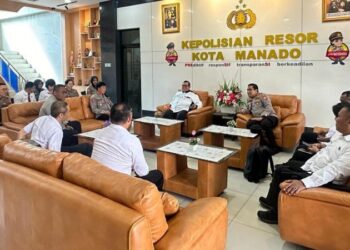 Kapolresta Manado, Kombes Pol Julianto Sirait, hari ini menerima kunjungan dari Tim Itwasda (Inspektorat Pengawasan Daerah) Polda Sulut. Kunjungan ini bertujuan untuk melakukan audit kinerja tahap pertama tahun anggaran 2024 di Polresta Manado. Kehadiran Kapolresta Manado dalam penerimaan tim ini didampingi oleh Pejabat Jajaran Utama (PJU) Polresta Manado serta Kapolsek jajaran lainnya, Senin (25/3/2024).