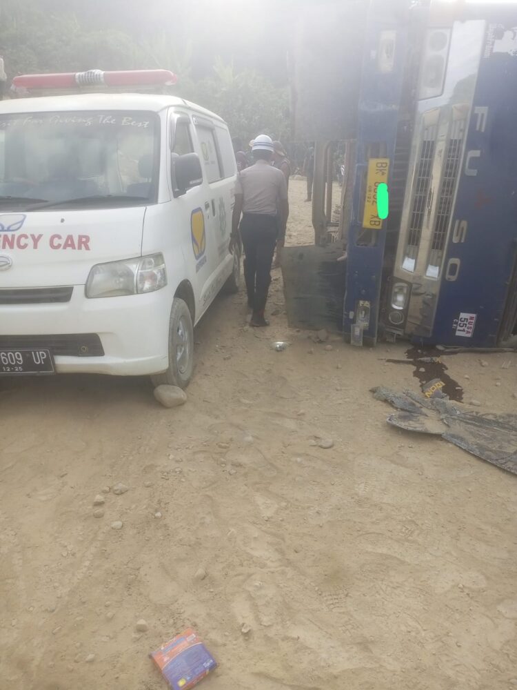 Seorang Warga Gampong Blang Pante kecamatan paya Bakong Kabupaten Aceh Utara, tewas terlindas truk pengangkut material, diduga milik salah satu sub perusahaan PT Brantas Abipraya yang melakukan aktivitas pembangunan waduk Keureuto, Korban bernama Safaruddin. Senin (25/3/2024)