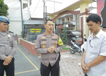 Kapolres Samosir, AKBP Yogie Hardiman, S.H., S.I.K., M.H didampingi oleh Pejabat Sementara Kasi Propam Polres Samosir IPDA Darmono Samosir, S.H, melakukan pengecekan langsung (sidak) terhadap pelayanan SKCK (Surat Keterangan Catatan Kepolisian), pelayanan SIM (Surat Izin Mengemudi) di Satuan Penyelenggara Administrasi SIM (Satpas), Ujian Praktek SIM dan Pelayanan SPKT Mapolres Samosir.Selasa, (26/03/2024).