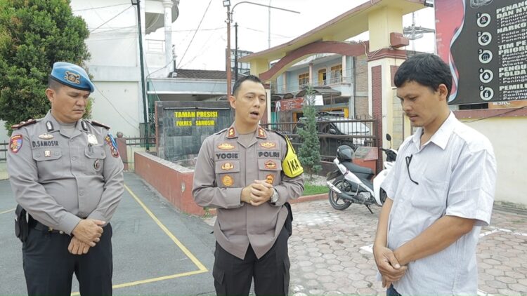 Kapolres Samosir, AKBP Yogie Hardiman, S.H., S.I.K., M.H didampingi oleh Pejabat Sementara Kasi Propam Polres Samosir IPDA Darmono Samosir, S.H, melakukan pengecekan langsung (sidak) terhadap pelayanan SKCK (Surat Keterangan Catatan Kepolisian), pelayanan SIM (Surat Izin Mengemudi) di Satuan Penyelenggara Administrasi SIM (Satpas), Ujian Praktek SIM dan Pelayanan SPKT Mapolres Samosir.Selasa, (26/03/2024).