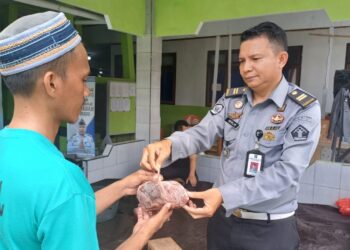 Pemerintah Kota Bitung melalui Dinas Ketahanan Pangan dan Pertanian (DKPP) membagikan Daging Sapi kepada Warga Binaan Lembaga Pemasyarakatan (Lapas) Kelas IIB Bittung Kanwil Kemenkumham Sulawesi Utara.