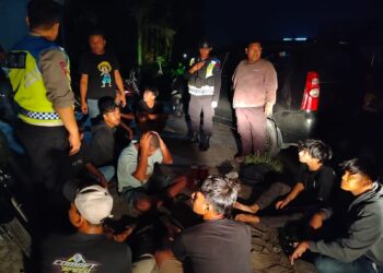 AMANKAN: Polisi mengamankan sekelompok remaja saat tawuran di Belawan. (Foto Dok/ Polda Sumut)