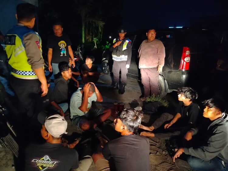AMANKAN: Polisi mengamankan sekelompok remaja saat tawuran di Belawan. (Foto Dok/ Polda Sumut)