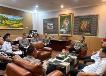 Divisi Hukum Polri melaksanakan kegiatan penelitian Hak Asasi Manusia (HAM) di Polresta Manado. Kegiatan ini dihadiri oleh Brigjen Pol. Veris Septiansyah dan Kombes Pol.Tony Binsar dari Divisi Hukum Polri, serta didampingi oleh Kabid Kum Polda Sulut Kombes Pol. Dr. Rendra Kurniawan Prasetya dan Kapolresta Manado Kombes Pol Julianto Sirait, Selasa (26/3/2024).