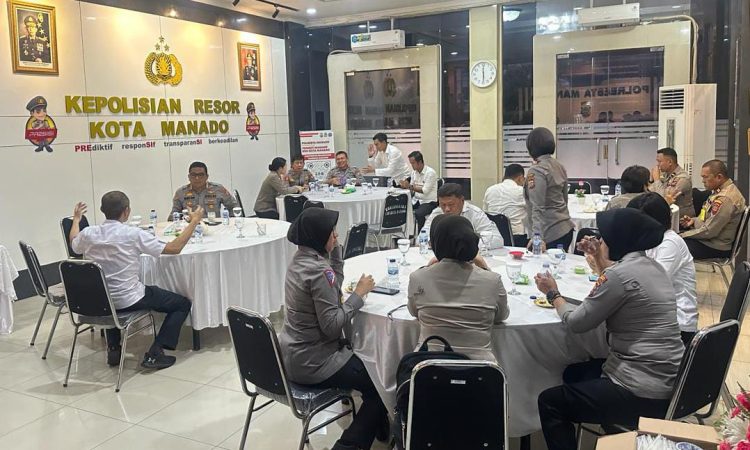 p
Personel Polresta Manado telah mengadakan acara buka bersama di Markas Komando Polresta (Mako Polresta) Manado. Kegiatan ini merupakan bagian dari upaya untuk mempererat tali silaturahmi di antara anggota kepolisian dan juga sebagai wujud kepedulian terhadap sesama, Senin (25/3/2024).